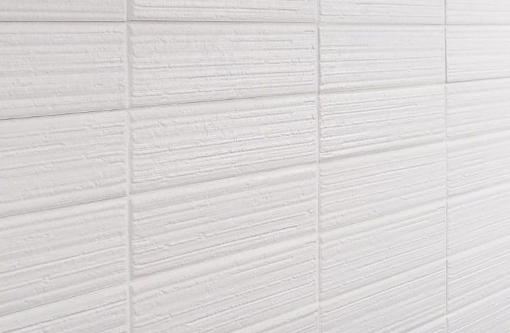 Настенная AMADIS RUGOSE Quartz 6,5х26,1 в интерьере