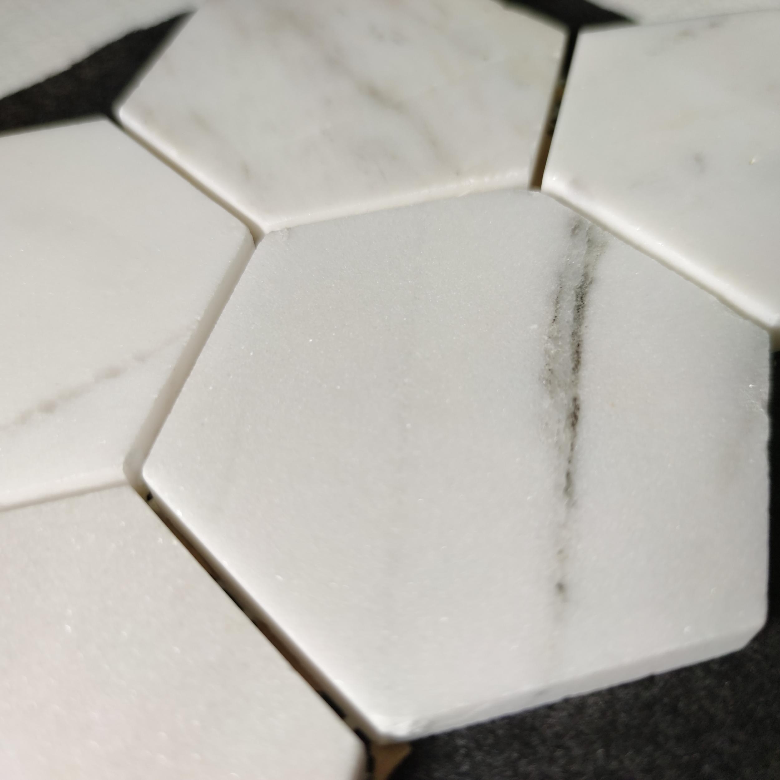 Каменная Stone4Home Мозаика из камня Мозаика Hexagon MwP 74x74 (270X305X9), натур. мрамор в интерьере