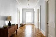Краска PANTONE 623 C — коридор в стиле современной классики