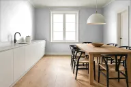 Краска PANTONE 623 C — современная кухня-столовая